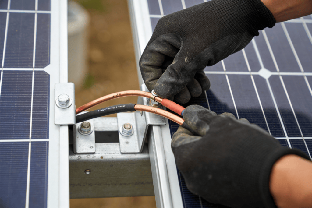 Solceller monteres med kabler og montagesystem
